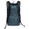 La Mochila Plegable Atakama Outdoor Carbón 32L en color verde azulado oscuro presenta correas de hombro de malla negra, dos correas inferiores ajustables, un diseño liviano de 32L con tela resistente al agua y una textura ligeramente brillante, ideal para aventuras en cualquier clima.