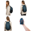 Una mujer luce la Mochila Plegable Atakama Outdoor Carbón 32L (copia) en azul oscuro, destacando su versatilidad y facilidad de transporte. Desde diferentes ángulos, esta ligera mochila se pliega en un bolsillo compacto. La combina con una camiseta beige de manga larga y pantalones negros.