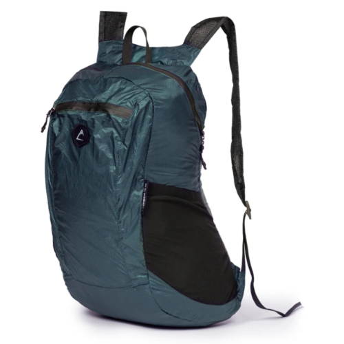 La Mochila Plegable Atakama Outdoor Carbón 32L (copia) es una mochila ligera de color verde con un bolsillo lateral de malla negra, un bolsillo frontal con cremallera, correas de hombro negras ajustables y un asa para llevarla fácilmente. Está fabricada con tela resistente e impermeable.