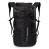 La mochila negra Atakama Manquehue 28L, derivada del Bolso Plegable Atakama Outdoor Ruta 78 70L (copia), presenta correas ajustables, múltiples compartimentos y un diseño elegante con detalles de texto en el frente.