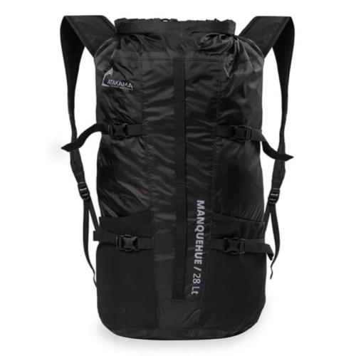 La mochila negra Atakama Manquehue 28L, derivada del Bolso Plegable Atakama Outdoor Ruta 78 70L (copia), presenta correas ajustables, múltiples compartimentos y un diseño elegante con detalles de texto en el frente.