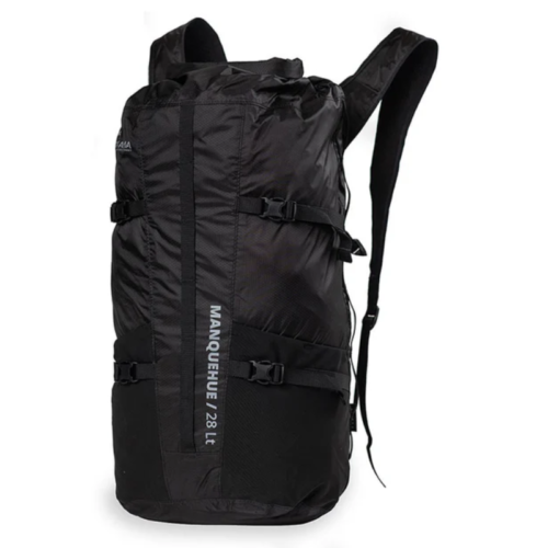 Una mochila negra con correas y hebillas ajustables, ideal para aventuras al aire libre. El nombre "MANQUEHUE 28L" se muestra verticalmente en la parte frontal. Está fabricada con material duradero e impermeable, como el Bolso Plegable Atakama Outdoor Ruta 78 70L, perfecto para senderismo o viajes.