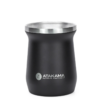 El Mate Térmico Atakama Outdoor de acero inoxidable negro de 236 ml, con borde plateado y base ancha, complementa el elegante diseño de la Botella Térmica Atakama Outdoor de 1 l. El logotipo de la marca está elegantemente impreso en blanco en la parte inferior de la taza.