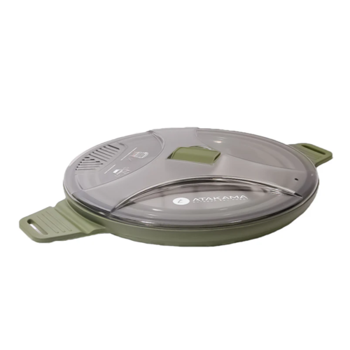 La tapa redonda Atakama Outdoor presenta un borde y un asa verdes, liberación de vapor, sección de colador y se adapta perfectamente a los utensilios de cocina Olla Plegable o Maqui de 2.5L, lo que garantiza una cocción y ventilación controladas con su elegante diseño.