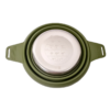 La Olla Plegable Atakama Outdoor Maqui de 2.5L, un recipiente plegable de silicona verde con asas, se muestra desde arriba. En su interior, iconos y texto indican su capacidad de 2.5L, junto con instrucciones de uso y cuidado para todas tus aventuras.