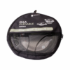El estuche de transporte circular negro para la Olla Plegable Atakama Outdoor Maqui 2,5L presenta ilustraciones de ollas plegables y tiene detalles de malla que revelan las ollas plegadas de forma compacta en el interior.