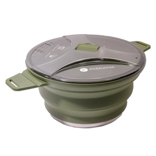 La Olla Plegable Atakama Outdoor Maqui 2.5L es una olla plegable para acampar con cuerpo de silicona verde, tapa de acero inoxidable con estampado "ATAKAMA", colador incorporado, rejillas de ventilación y asas laterales verdes.