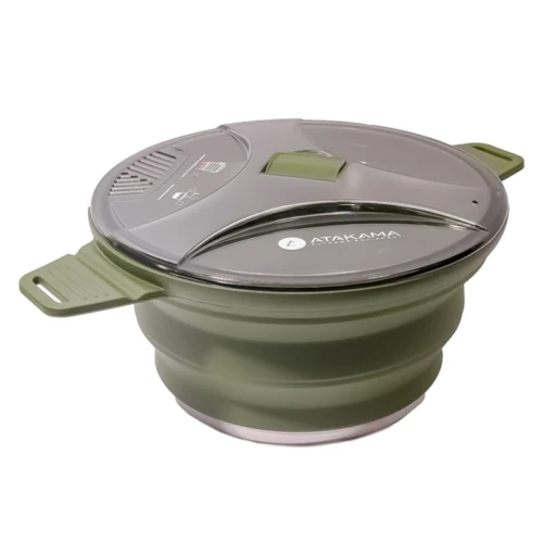 La Olla Plegable Atakama Outdoor Maqui 2.5L es una olla plegable para acampar con cuerpo de silicona verde, tapa de acero inoxidable con estampado "ATAKAMA", colador incorporado, rejillas de ventilación y asas laterales verdes.