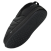 Las Pantuflas Térmicas Atakama Outdoor Aysén cuentan con una parte superior acolchada negra y una suela gruesa y texturizada de espuma Nu-B. La etiqueta de la marca es visible en el talón, lo que las hace ideales para relajarse en interiores o disfrutar de aventuras al aire libre.