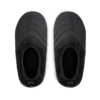 Vista superior de un par de Pantuflas Térmicas Atakama Outdoor negras y acolchadas con espuma Aysén Nu-B. Con puntera redondeada y diseño de corte bajo, presentan un acabado liso y ligeros detalles texturizados, colocados en paralelo sobre un fondo blanco.