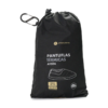 La bolsa negra con cordón y clip luce el texto blanco "Pantuflas Térmicas Aysén" con el contorno de una zapatilla. Marca la talla 42/43 (265-275 cm) y luce el logotipo de Atakama Outdoor, que le da un toque aventurero a este portaaccesorios de espuma Nu-B.
