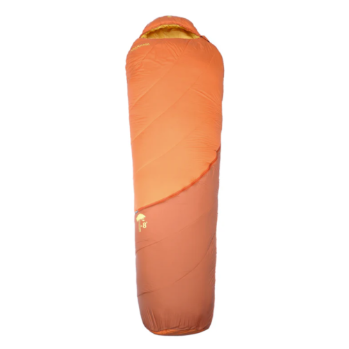 El saco de dormir Atakama Outdoor Conguillío -8 °C tiene forma de momia y capucha, ideal para aventuras. Presenta un diseño naranja bitono con una sección superior más ligera y una práctica cremallera en el lado derecho.
