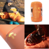 Un collage muestra a una persona con un Saco de Dormir Sintético Atakama Outdoor Conguillío naranja a -8 °C sobre terreno rocoso, mostrando el logotipo. Se incluye un primer plano de la cremallera y otro momento de alguien bebiendo de una taza, cómodamente abrigado en su acogedor saco de dormir.