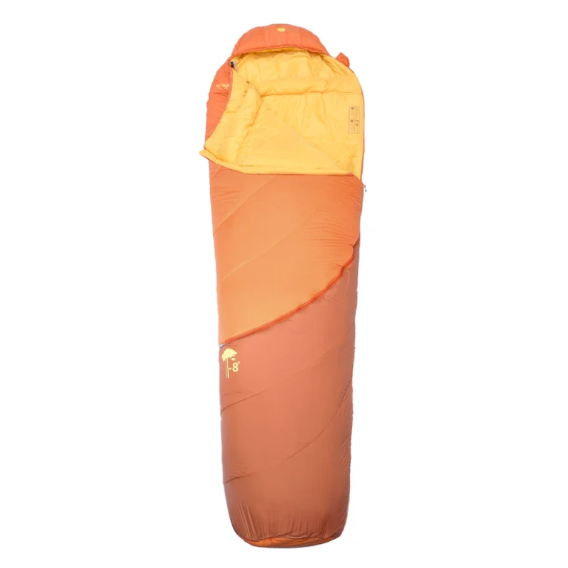 El Saco de Dormir Sintético Atakama Outdoor Conguillío -8 °C es un saco de dormir naranja y amarillo con capucha contorneada y cierre de cremallera, ideal para climas fríos. Garantiza calidez en noches frías como las de Conguillío, con una temperatura nominal de -8 °C.