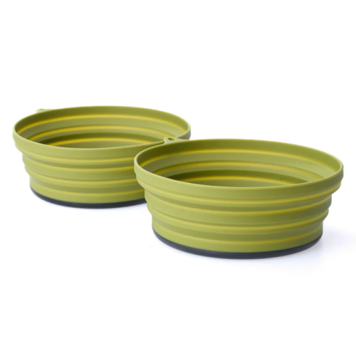 Dos cuencos plegables de silicona con laterales acanalados y bases negras del Set de Cocina Atakama Outdoor Avellana se presentan uno junto al otro. Ideales para aventuras, se muestran expandidos, destacando su diseño flexible y portátil sobre un fondo blanco.