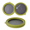 El Set de Cocina Atakama Outdoor Avellana incluye dos tazones plegables de silicona verde con bases antideslizantes negras. Un tazón está abierto, mostrando su base plana con el sello de la marca Atakama, mientras que el otro está parcialmente plegado, perfecto para aventuras al aire libre y tareas de cocina sobre la marcha.