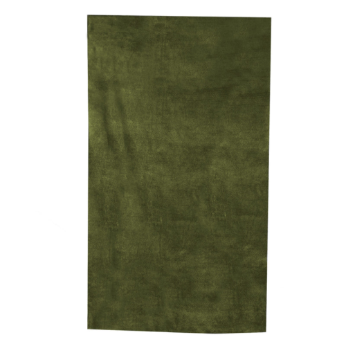 Una toalla de baño rectangular verde de textura suave, expuesta plana, cubriendo todo el marco: una Toalla Microfibra perfecta de la línea Elqui para tus aventuras Atakama Outdoor.