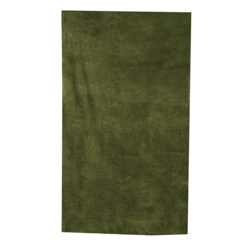 Una toalla de baño rectangular verde de textura suave, expuesta plana, cubriendo todo el marco: una Toalla Microfibra perfecta de la línea Elqui para tus aventuras Atakama Outdoor.