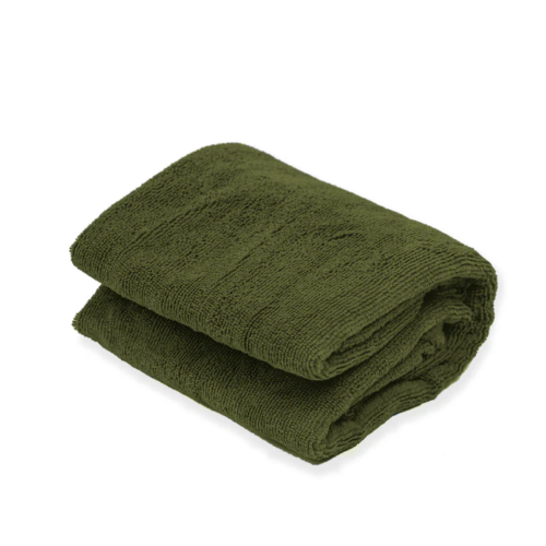 Una toalla de microfibra verde oscuro cuidadosamente doblada, perfecta para tu próxima aventura al aire libre de Atakama, sobre un fondo blanco impecable.