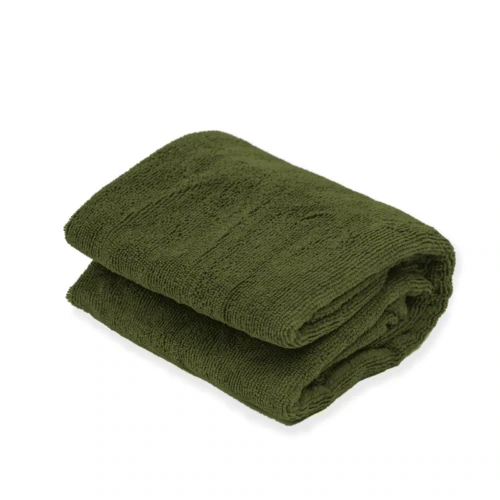 Una toalla de microfibra verde oscuro cuidadosamente doblada, perfecta para tu próxima aventura al aire libre de Atakama, sobre un fondo blanco impecable.