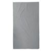 Una sábana rectangular gris con ligeras arrugas, colocada plana sobre un fondo blanco, evoca las serenas extensiones de Atakama: es la Toalla Microfibra Atakama Outdoor Maullín.