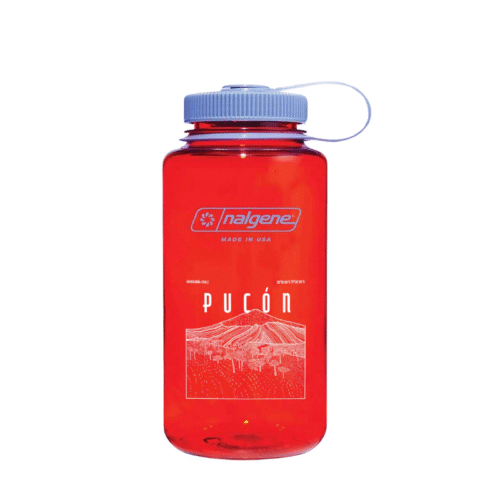 Una botella Nalgene Wide Mouth Sustain Pucon 1L en color rojo con tapa de rosca gris, que presenta una ilustración de un volcán blanco con la etiqueta "Pucón", el logotipo de Nalgene y el texto "Made in USA" en el frente.