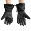 Un par de manos con Guantes de Nieve PRO Kano negros con cordones ajustables en las muñecas, mostradas sobre un fondo blanco.
