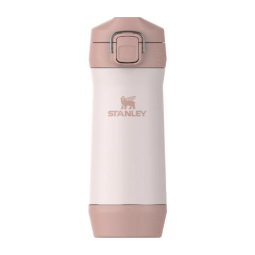 El Despolvillador Stanley Yerbera Mate Stay Fresh 500 g es una taza de viaje rosa y blanca con tapa abatible y el logotipo de Stanley en el frente, ideal para mantener tu mate fresco. Se muestra en posición vertical sobre un fondo blanco.