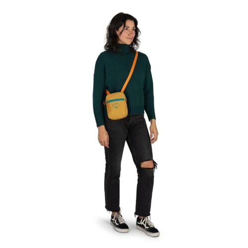 Bolso Cruzado Osprey Daylite Small Crossbody en uso